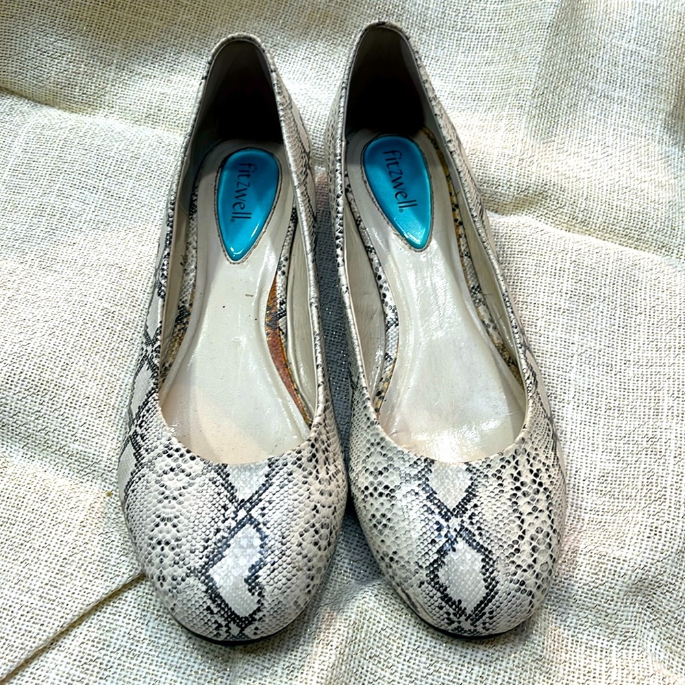 fitzwell Women’s US SIZE 9.5WW.. snakeskin slip on flats. Gently worn.